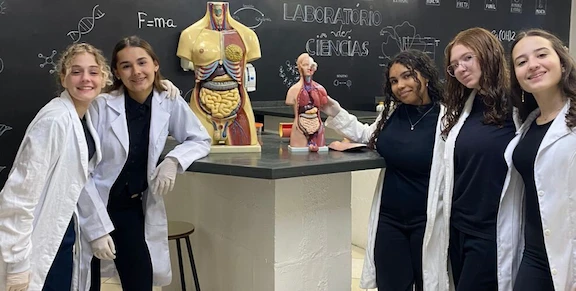 Mostra Científica do Colégio AESC reúne criatividade, conhecimento e uma competição acirrada de pontes de palitos